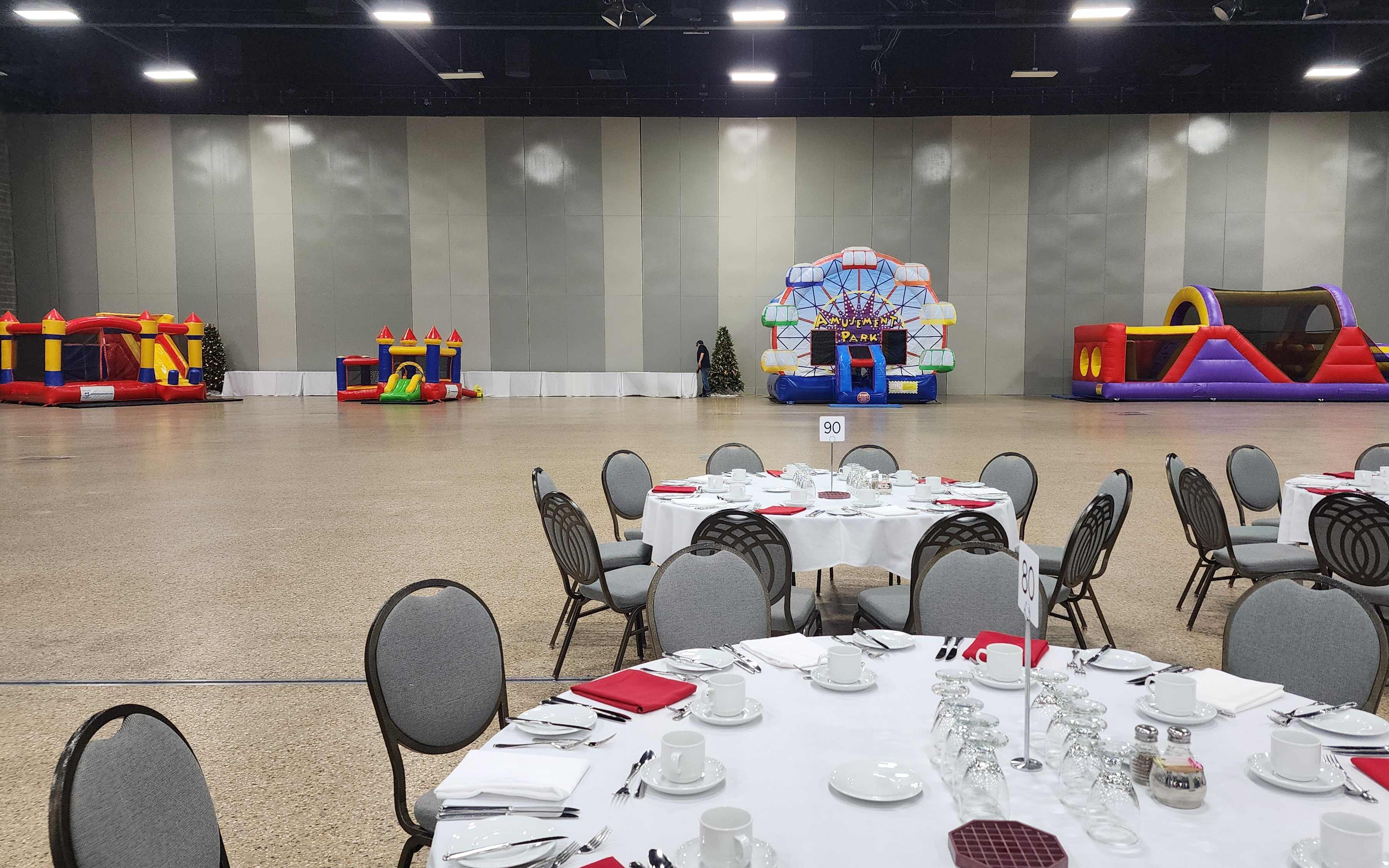 Inflatable bouncy castles and water slides rentals for parties in Winnipeg Manitoba by Jump Up Bouncers